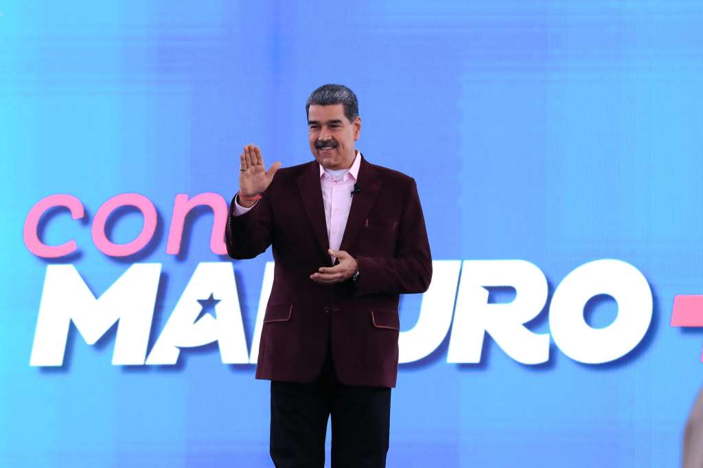 AME5167. CARACAS (VENEZUELA), 05/05/2025.- Fotografía cedida por Prensa del Palacio de Miraflores del presidente de Venezuela, Nicolás Maduro, en su programa semanal de televisión "Con Maduro +", en Caracas (Venezuela). Maduro dijo que espera que un juez en Estados Unidos reconozca la patria potestad y devuelva al país caribeño a una niña de dos años que su Gobierno insiste fue apartada de su madre antes de abordar un vuelo de repatriación en Estados Unidos. EFE/ Prensa del Palacio de Miraflores / SOLO USO EDITORIAL/ NO VENTAS /SOLO DISPONIBLE PARA ILUSTRAR LA NOTICIA QUE ACOMPAÑA (CRÉDITO OBLIGATORIO)
