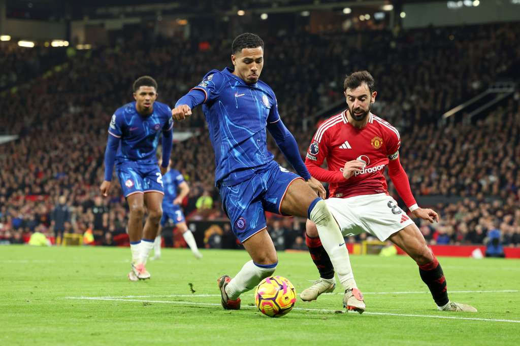 Manchester (United Kingdom), 03/11/2024.- Levi Colwill of Chelsea (C) in action against Bruno Fernandes of Manchester United (R) during the English Premier League soccer match between Manchester United and Chelsea FC, in Manchester, Britain, 03 November 2024. (Reino Unido) EFE/EPA/ADAM VAUGHAN