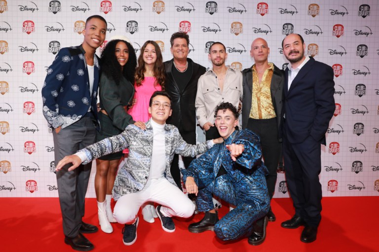 ‘El club de los graves’: Carlos Vives y más personajes de la serie de Disney plus