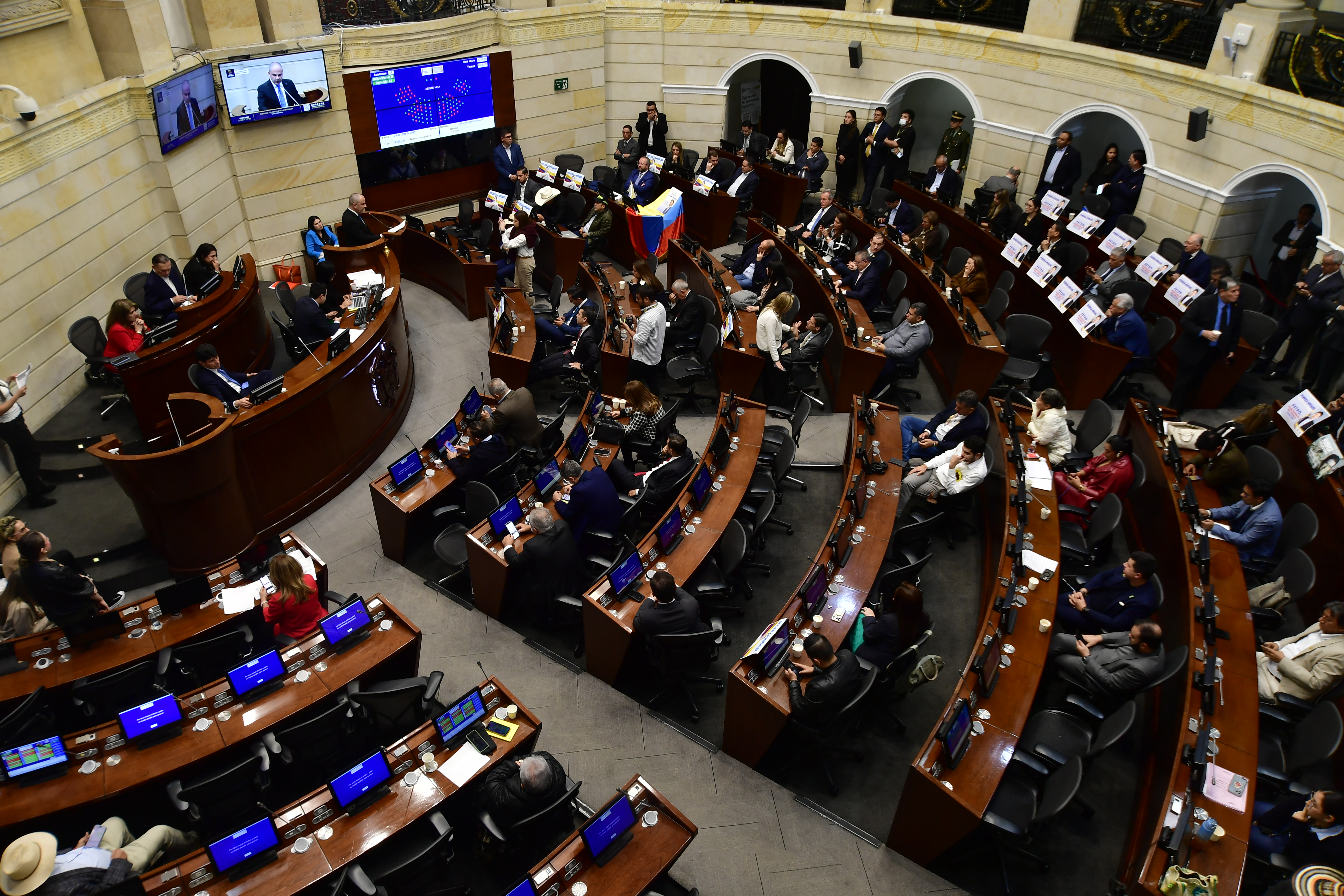 Sesión en el Senado, días después del atentado al senador Miguel Uribe Turbay.