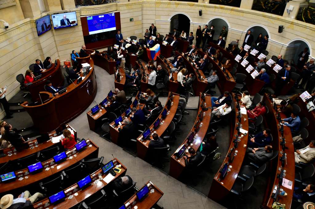Sesión en el Senado, días después del atentado al senador Miguel Uribe Turbay.