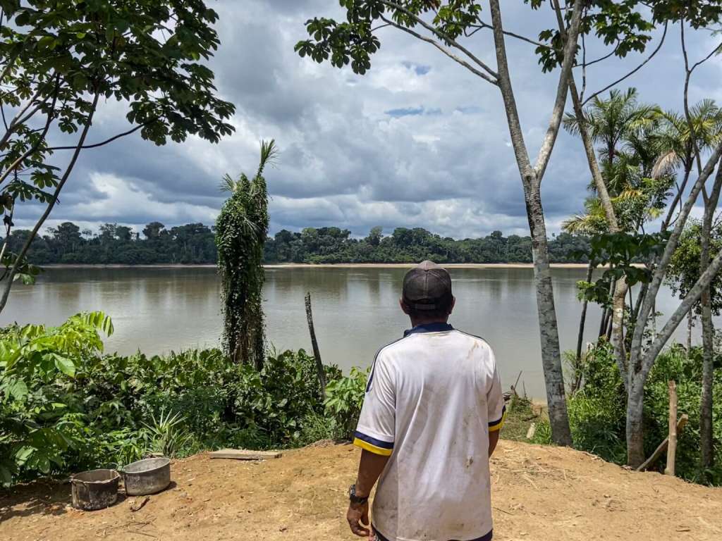El abuelo contempla el río Caquetá, que más abajo entra a Brasil, donde se conoce como el Japurá.