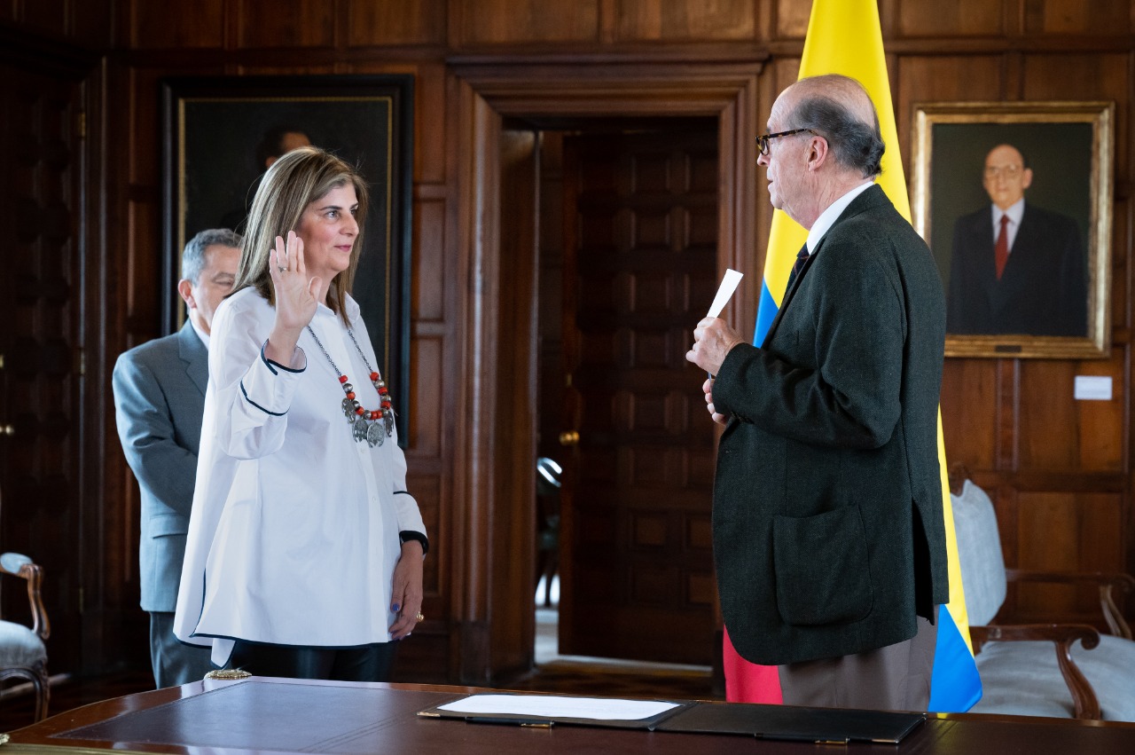 Laura Gil durante su posesión ante el canciller Álvaro Leyva.