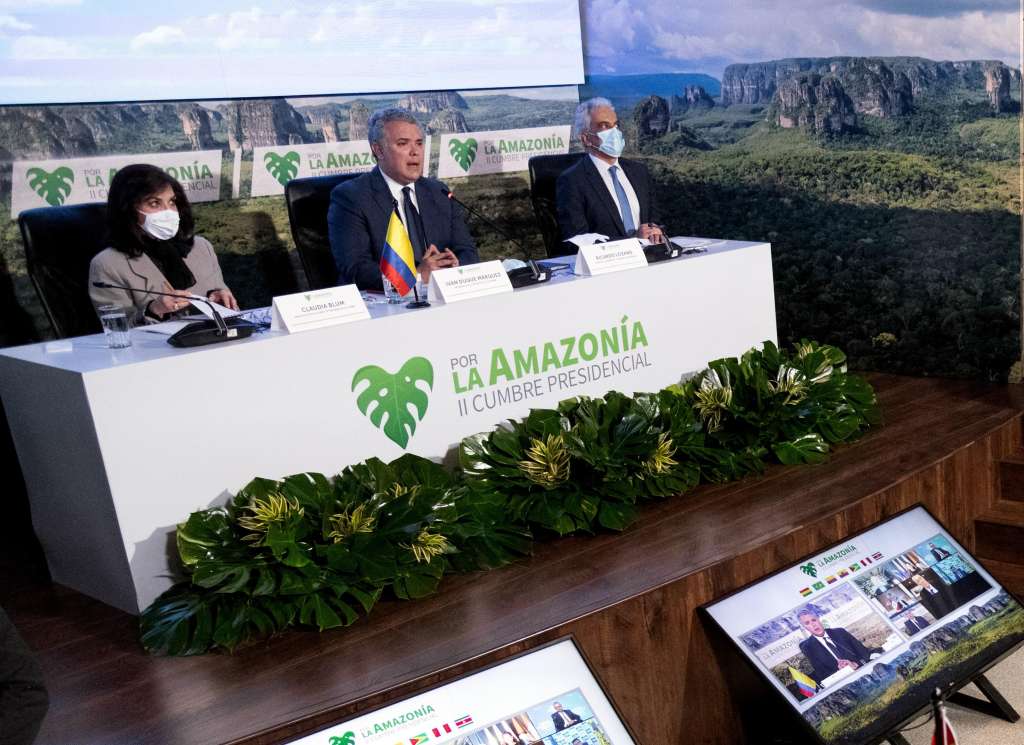 El mandatario Iván Duque (c) acompañado por la ministra de Relaciones Exteriores, Claudia Blum (i), y el ministro de Medio Ambiente, Ricardo Lozano (d), participan en la II Cumbre Presidencial por la Amazonía, en Bogotá (Colombia).