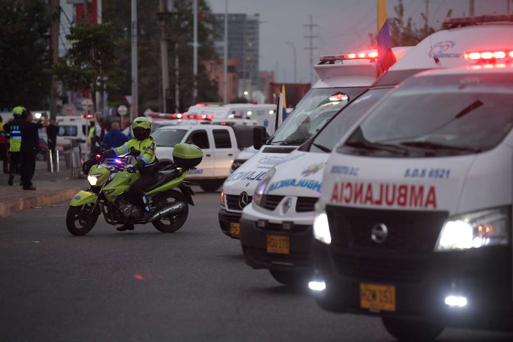 Enfermeros y personal de ambulancias rinden homenaje, a las víctimas del Covid-19.