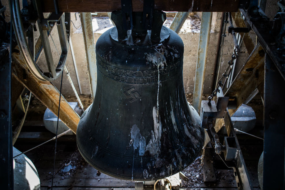 La campana que fue colgada en la Iglesia por un alcalde nazi. / Lena Mucha / The New York Times