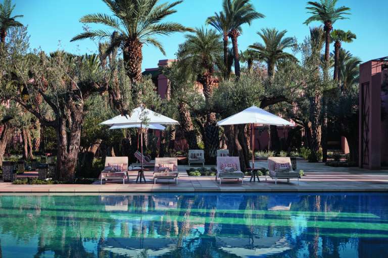 Con temperaturas elevadas bajo el sol del desierto marroquí, la piscina Royal Mansour Marrakech invita a huéspedes de todo el mundo a darse un chapuzón en sus aguas cristalinas.