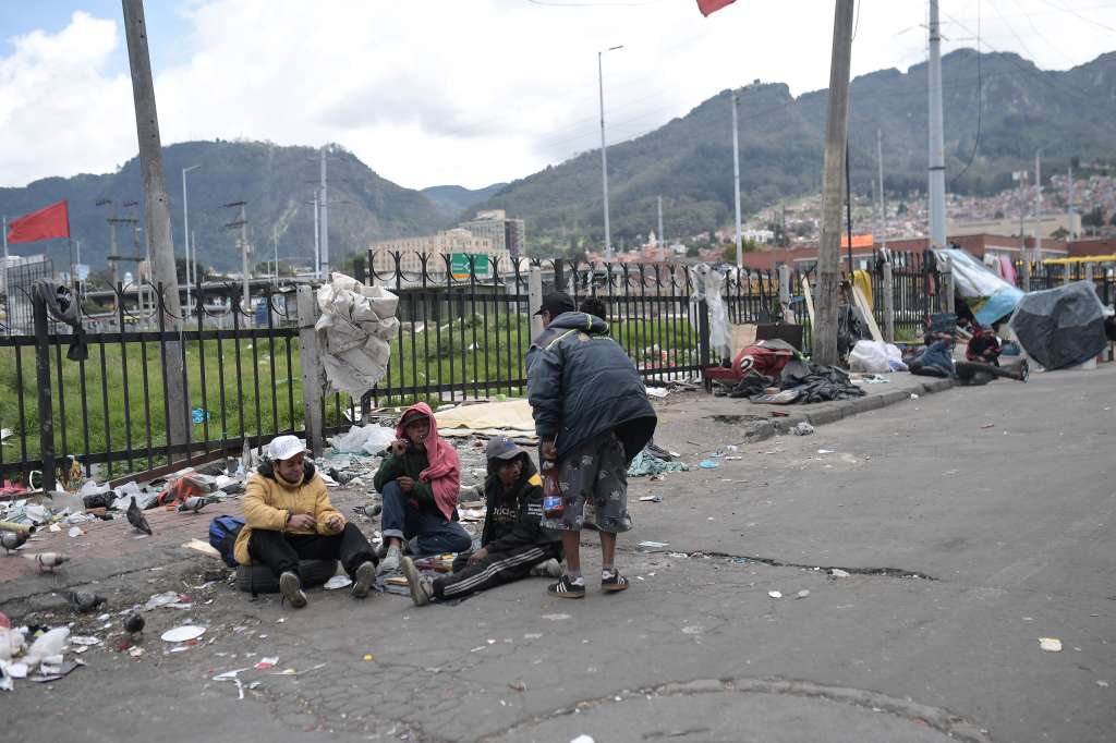 Aspectos de los operativos por parte de la policía en el Barrio San Bernardo luego de que fuera detonada una granada en esta zona de la capital