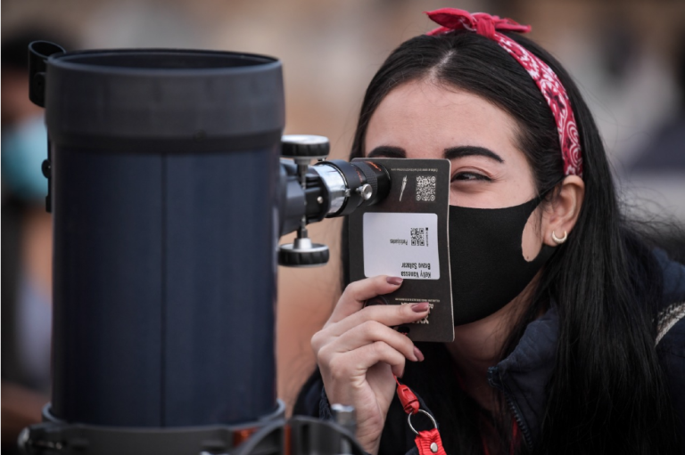 Por medio de telescopios especializados, los asistentes al evento lograron observar el Sol.