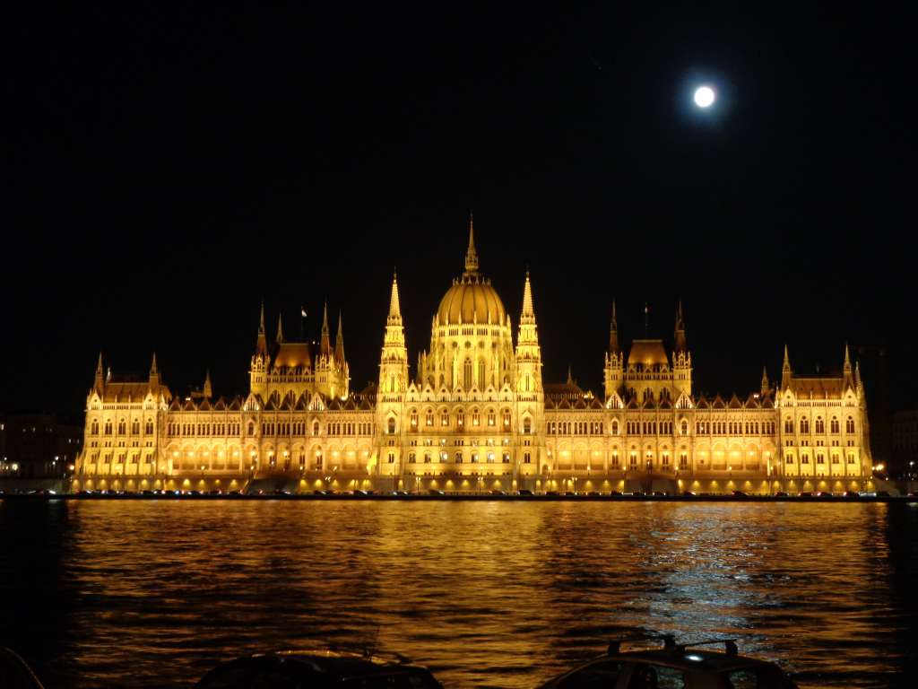 El edificio del Parlamento es la mayor obra de arquitectura realizada en la ciudad. Este imponente monumento neogótico fue inaugurado en 1904.