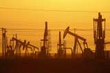 Petróleo cierra a la baja y los mercados mantienen la cautela por tregua en Oriente Medio