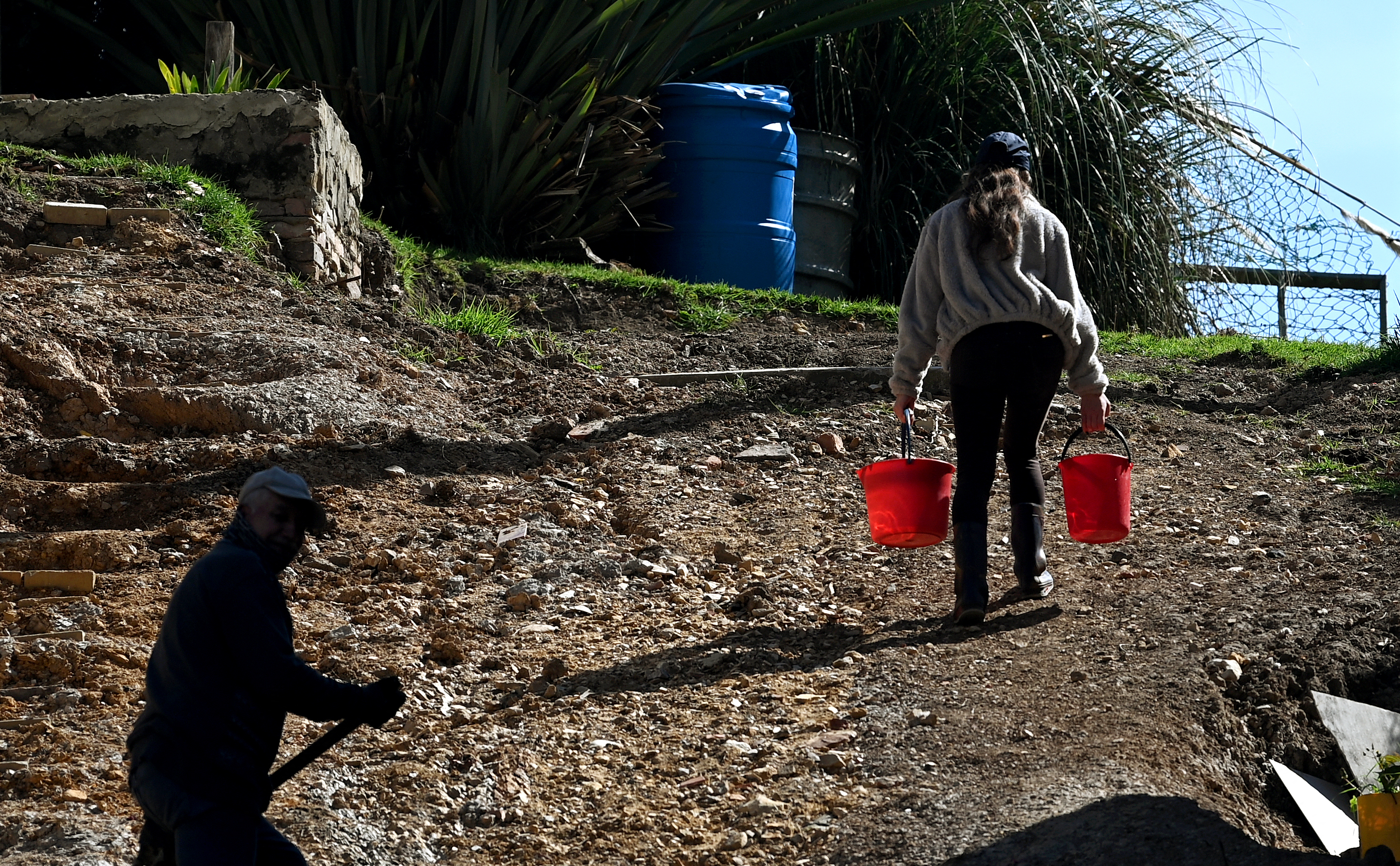 Este viernes termina el primer ciclo de racionamiento de agua en Bogotá y, si bien, empiezan a llegar las primeras lluvias y se ha disminuido el consumo, la ciudad aún no alcanza la meta de ahorro, para mitigar un poco la crisis. Por esta razón, se anunciaron sanciones a quienes derrochen agua y se les recordó a los capitalinos para que tengan en cuenta que cada gota cuenta. Y usted ¿Cómo ahorra agua en casa, para ayudar a la ciudad?