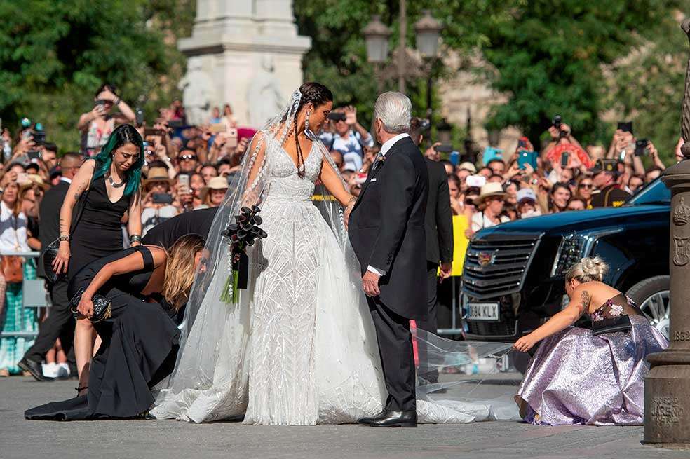 Pilar Rubio junto a su padre a su llegada a la Catedral de Sevilla.EFE