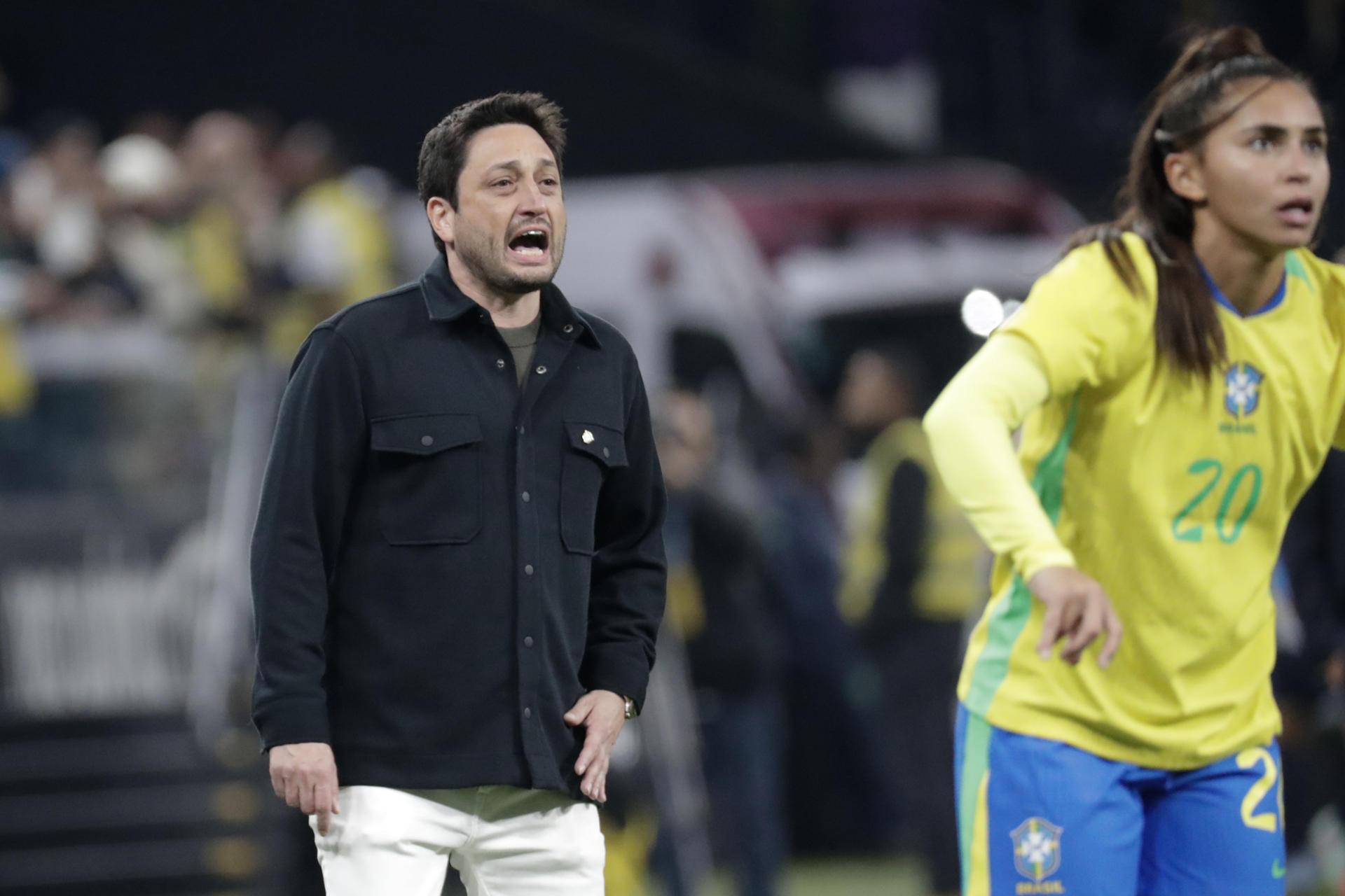 AME2195. SAO PAULO (BRASIL), 30/05/2025.- Arthur Elias, entrenador de Brasil, da instrucciones este viernes, en un partido amistoso internacional entre las selecciones femeninas de Brasil y Japón, en el estadio Neo Química Arena de Sao Paulo (Brasil). EFE/ Sebastiao Moreira

