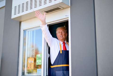 Trump vendió papas fritas en un McDonald’s para controvertir a Kamala Harris
