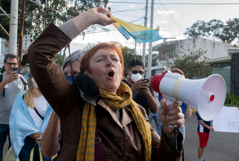 Ciudadanos ucranianos se manifestaron en la embajada rusa en San José, Costa Rica, este sábado.