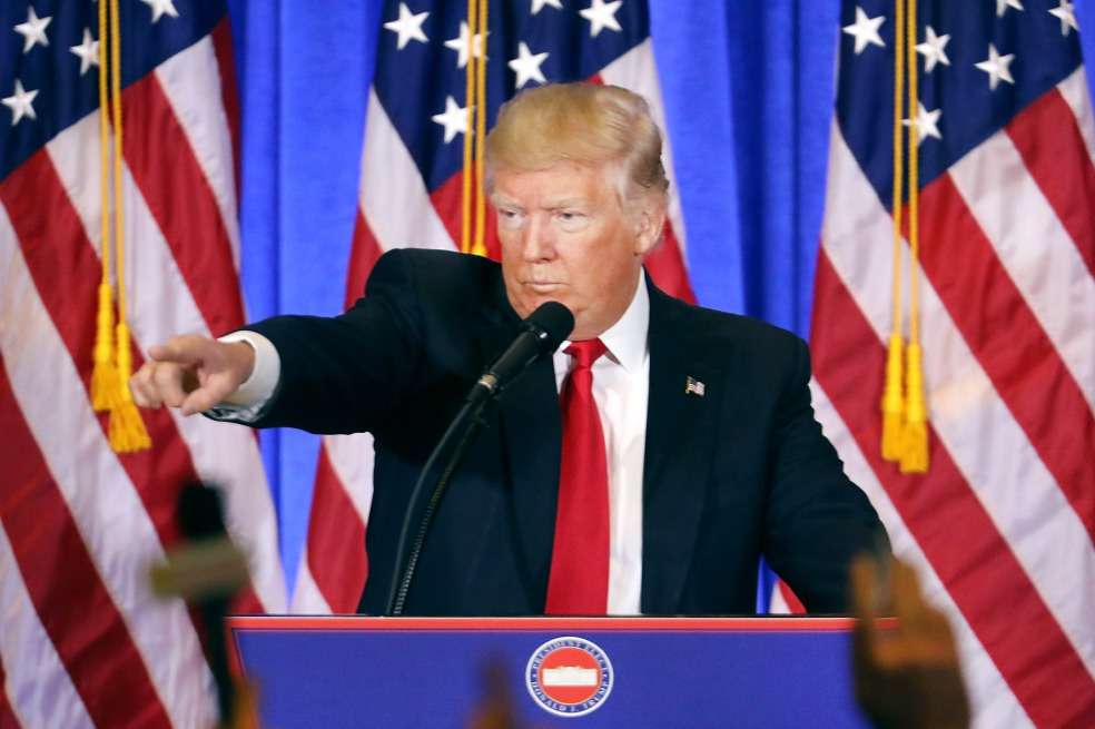 El presidente de Estados Unidos, Donald Trump, callando a un periodista de CNN durante una rueda de prensa. / AFP