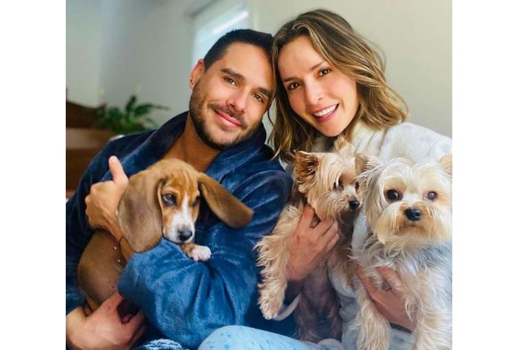 Carmen Villalobos y Sebastián Caicedo no tienen hijos, pero si tres perros a quienes consideran parte de su familia. Esta imagen es toda una postal familiar que fue halagada por cientos de seguidores de los actores. “Lo que nos costó tomar esta foto. Ahora sí con la familia completa”, dice la descripción de la publicación.