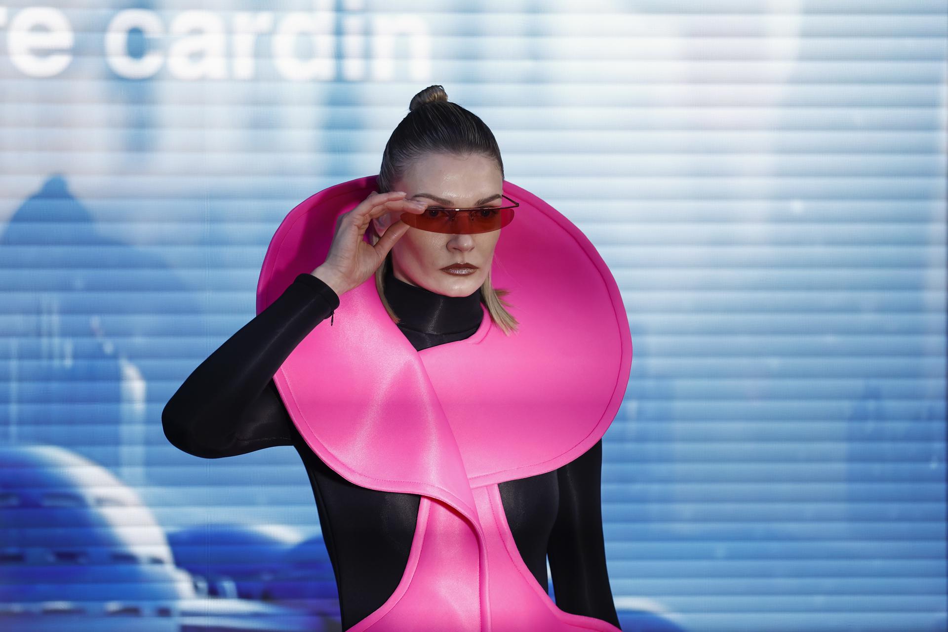 Paris (France), 07/10/2025.- A model presents a creation from the Spring/Summer 2026 collection by Italian designer Rodrigo Basilicati for the Pierre Cardin fashion house during the Paris Fashion Week, in Paris, France, 07 October 2025. The presentation of the women's ready-to-wear collections runs from 29 September to 07 October 2025. (Moda, Francia) EFE/EPA/YOAN VALAT