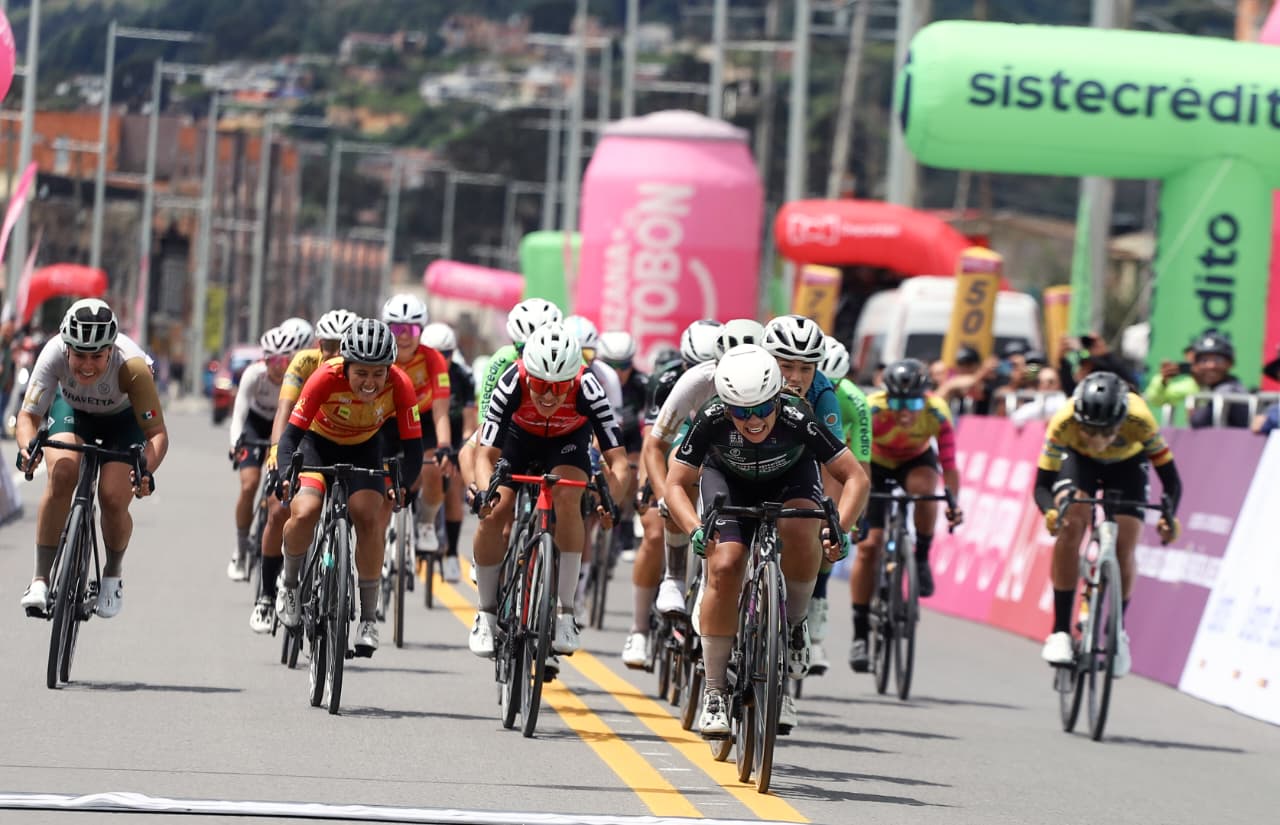 Metros finales de la primera etapa de la Vuelta a Colombia femenina 2026 en Chía, Cundinamarca.