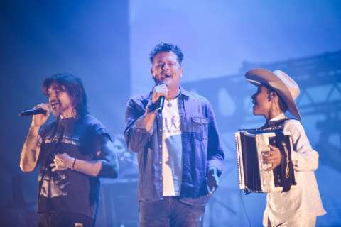 Juanes y Carlos Vives le rindieron homenaje a Omar Geles en el Movistar Arena