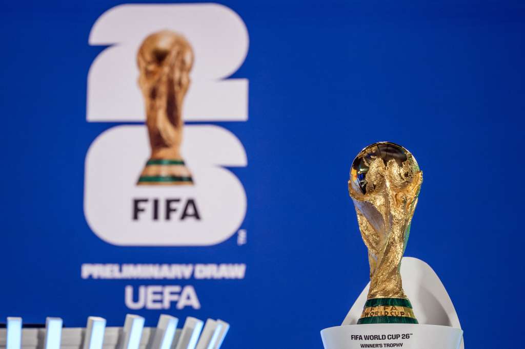 El trofeo de la Copa Mundial de la FIFA se exhibe antes del sorteo de las eliminatorias europeas de la Copa Mundial de la FIFA 2026 en la sede de la FIFA en Zúrich, el 13 de diciembre de 2024.