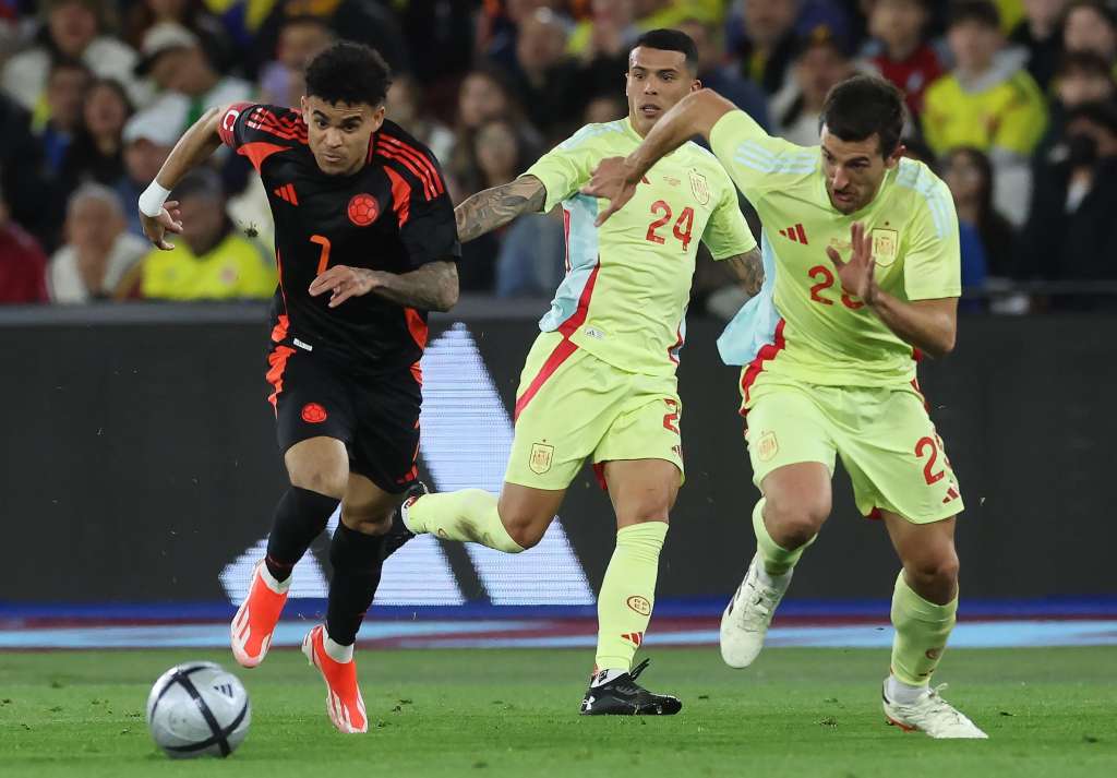 London (United Kingdom), 22/03/2024.- (L-R) Luis Diaz of Colombia in action against Pedro Poro and Daniel Vivian of Spain in action during the friendly international soccer match between Spain and Colombia in London, Britain 22 March 2024. (Futbol, Amistoso, España, Reino Unido, Londres) EFE/EPA/NEIL HALL