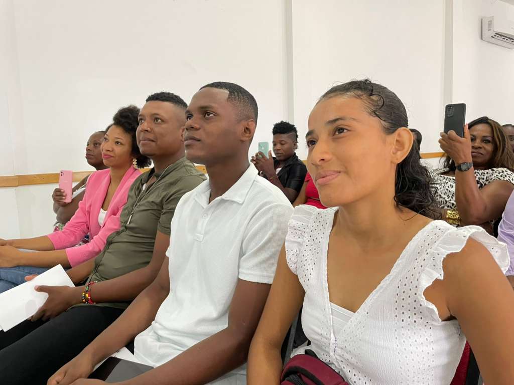 Jóvenes de seis ciudades del Pacífico podrán acceder a becas de formación y mentoría a través del programa DALE Lidera Pacífico, impulsado por Manos Visibles.