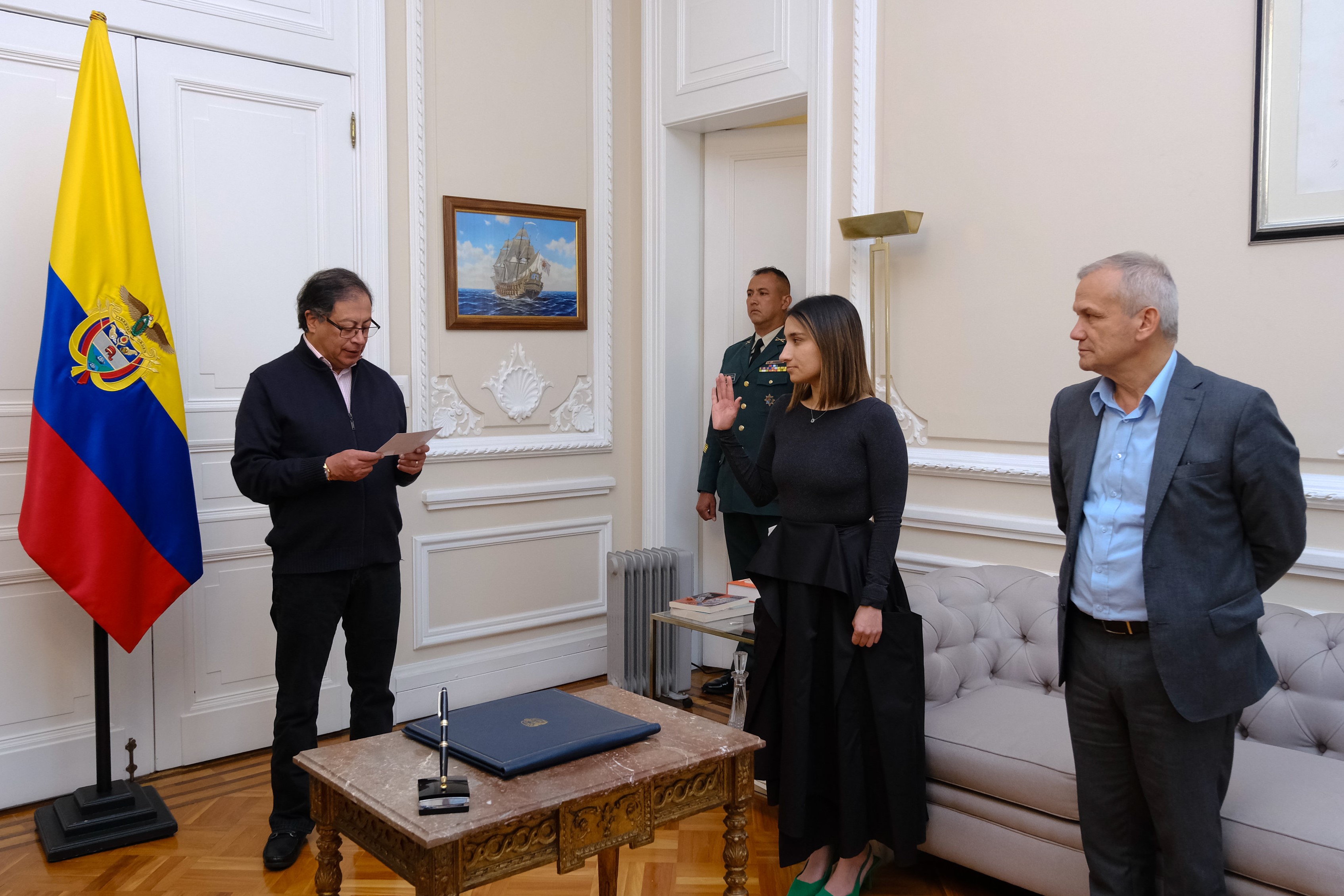 El presidente Gustavo Petro y sus dos más cercanos, Laura Sarabia y Carlos Ramón Gonzáles.