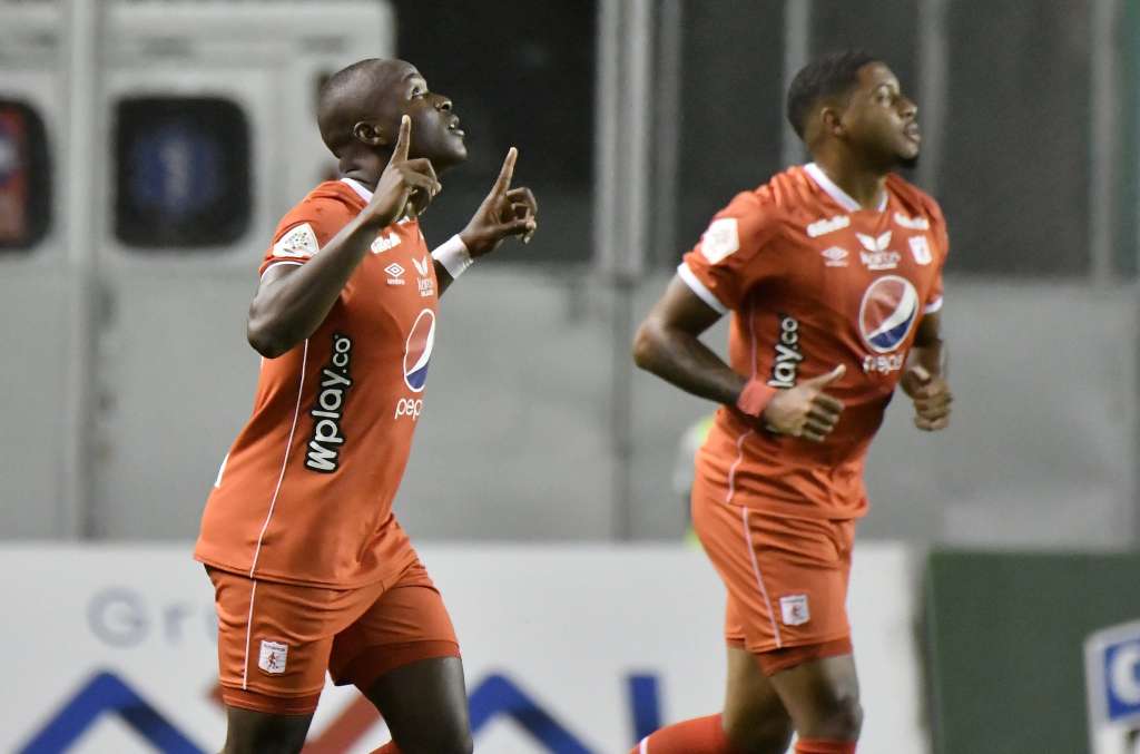 Emerson Batalla (Izq.) marcó el único gol de la noche en el estadio de Palmaseca.