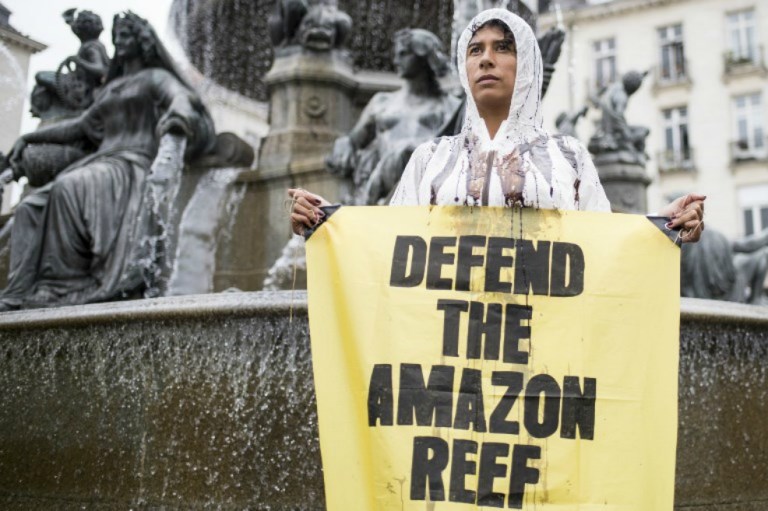 Tiñen en Francia fuentes de negro denunciando proyecto de petrolera Total en Amazonas