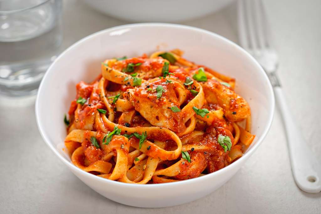 Pasta cremosa con pollo