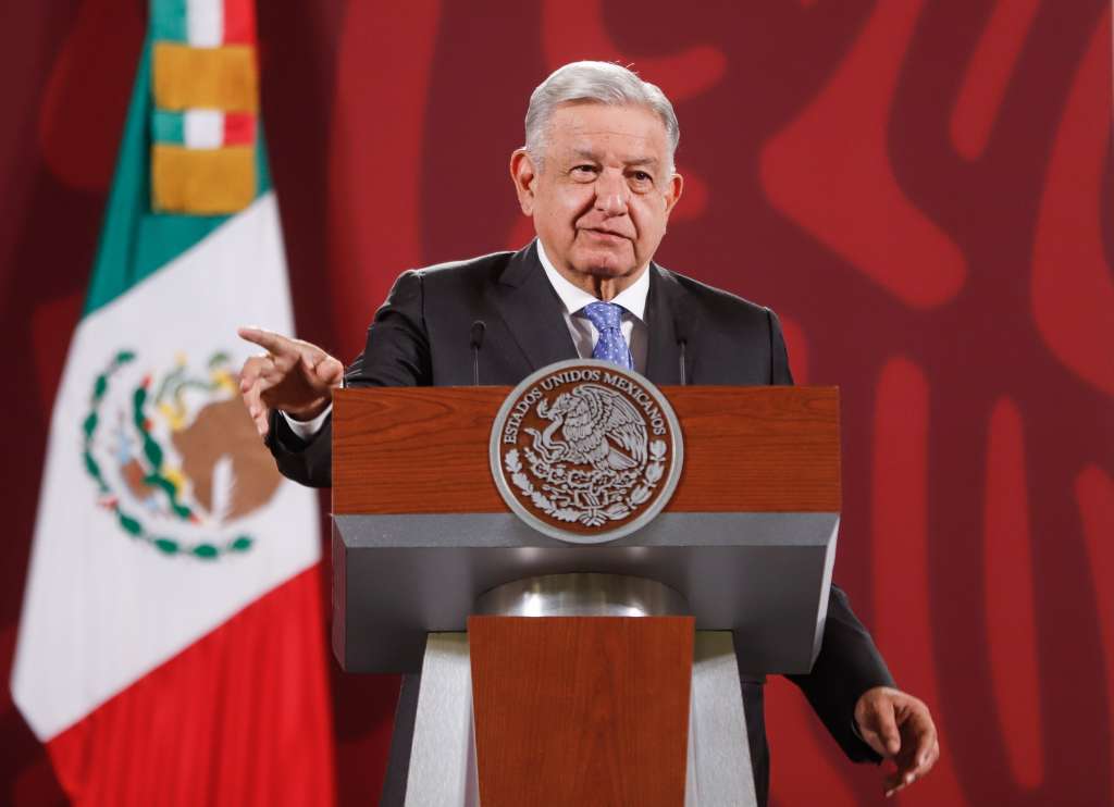 MEX482. CIUDAD DE MÉXICO (MÉXICO), 21/11/2022.- El presidente de México, Andrés Manuel López Obrador, habla durante su conferencia de prensa matutina, hoy, en el Palacio Nacional, en la Ciudad de México (México). EFE/ Isaac Esquivel