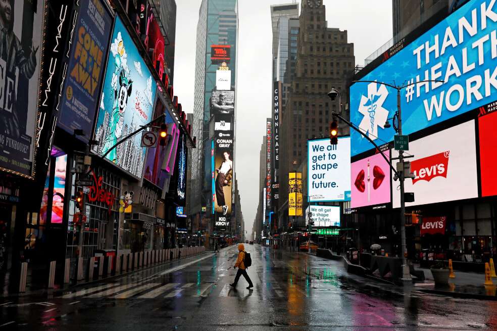 Times Square de Nueva York ha quedado prácticamente vacía mientras el estado lucha contra el COVID-19. / EFE
