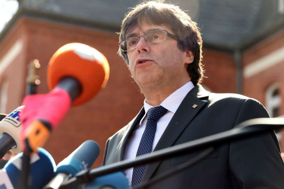 El líder de Cataluña Carles Puigdemont habló con la prensa en Neumuenster, norte de Alemania. / AFP