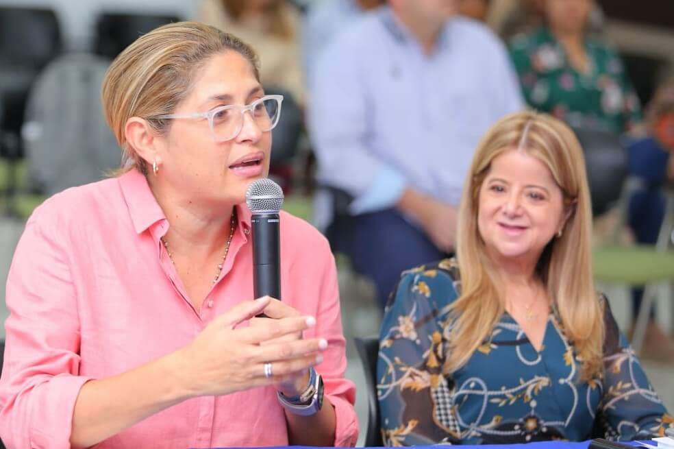 Alma Solano, secretaria de Salud de Atlántico, junto a la gobernadora Elsa Noguera. / Twitter @Salud_atlántico