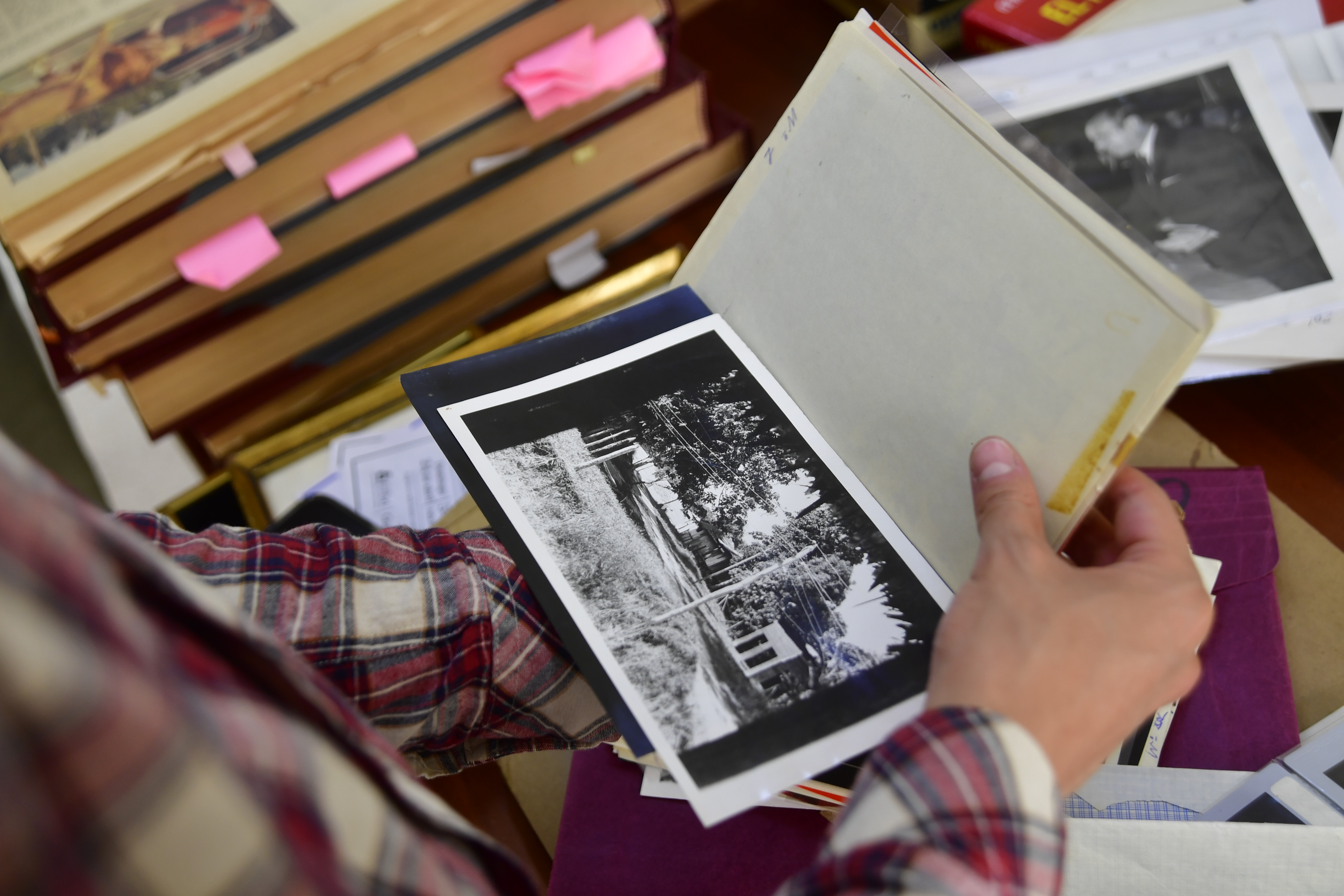 En el archivo que la familia de Germán Castro Caycedo entregó a la Biblioteca Nacional también se encuentran algunas fotografías que tomó durante sus viajes de reportería.