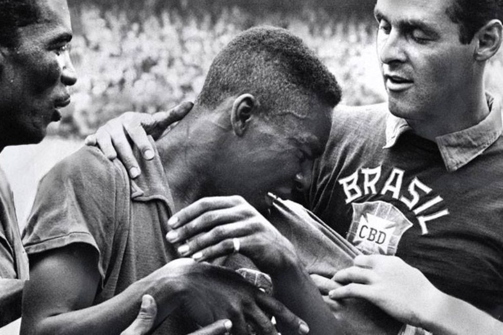 Pelé llora tras coronarse por primera vez campeón del mundo.
