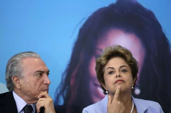 La presidenta brasileña, Dilma Rousseff (dcha), conversa con su vicepresidente, Michel Temer (izq), en agosto de 2015. /EFE