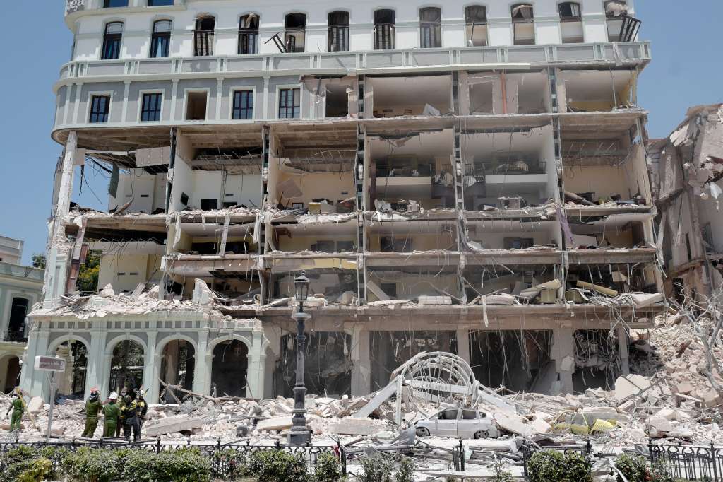 Las cuatro primeras plantas del Saratoga, hotel de cinco estrellas que cuenta con 96 habitaciones, dos restaurantes y una piscina en la azotea, saltaron por los aires en la explosión.