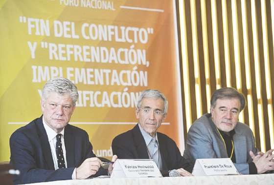 El padre Francisco de Roux (centro), ha sido fundamental en la búsqueda de la paz.
