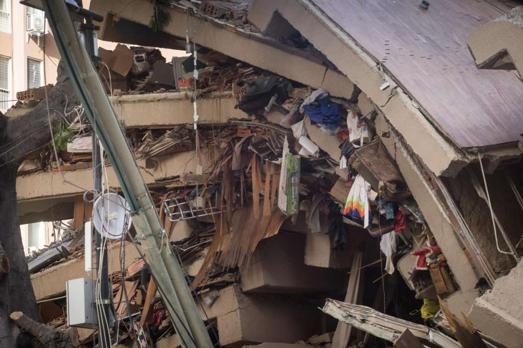 AME4300. CARACAS (VENEZUELA), 25/06/2026.- Fotografía que muestra un edificio colapsado por los terremotos durante las labores de remoción de escombros y búsqueda de sobrevivientes este jueves, en el municipio de Chacao, en el este de Caracas (Venezuela). EFE/ Boris Vergara