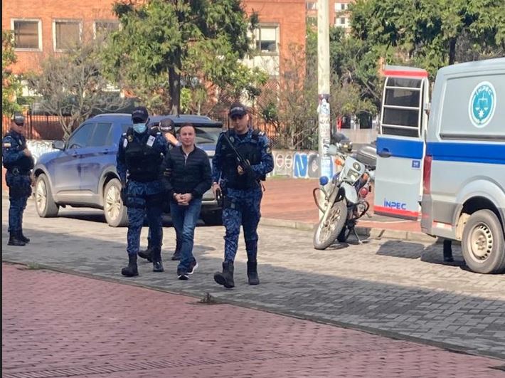 Jhonier Leal fue trasladado hasta Medicina Legal por uniformados del Inpec.