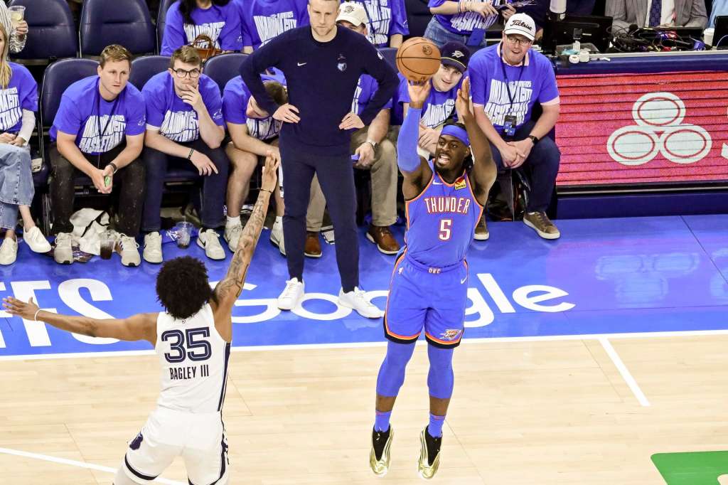 OKLAHOMA CITY (United States), 22/04/2025.- Oklahoma City Thunder's Luguentz Dort (R) shoots over Memphis Grizzlies’ Marvin Bagley III (L) during the first half of the first round playoff game between the Memphis Grizzlies and the Oklahoma City Thunder at Paycom Center in Oklahoma City, Oklahoma, USA, 22 April 2025.  (Baloncesto) EFE/EPA/GERALD LEONG  SHUTTERSTOCK OUT
