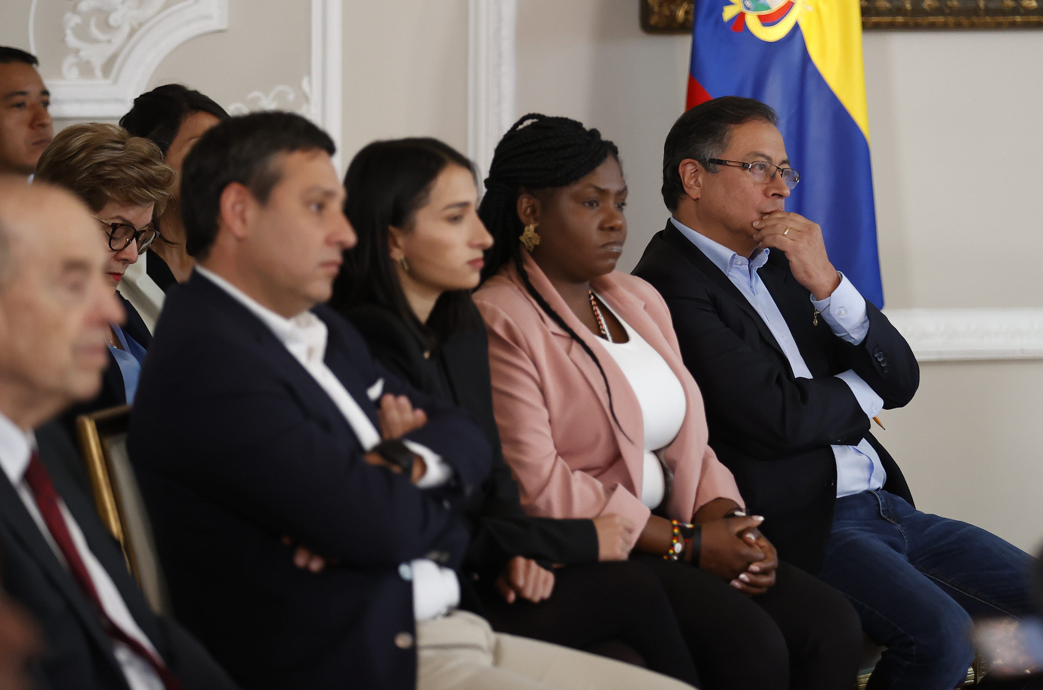 AME3494. BOGOTÁ (COLOMBIA), 15/11/2022.- El presidente de Colombia Gustavo Petro, acompañado de la vicepresidenta Francia Márquez (izq.), durante una rueda de prensa sobre el balance de su gestión al cumplir los primeros cien días de su Gobierno, hoy en el Palacio de Nariño en Bogotá (Colombia). EFE/ Mauricio Dueñas Castañeda