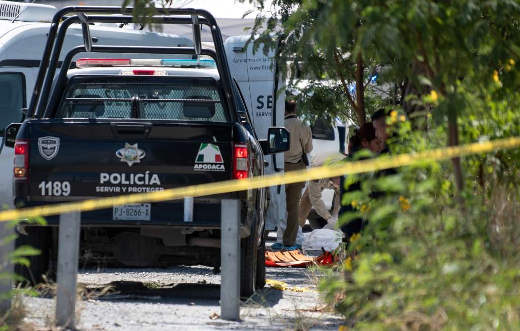 MEX6473. SAN NICOLÁS (MÉXICO), 26/09/2023.-Peritos forenses de la fiscalía de el estado de Nuevo León trabajan en la zona donde aparecieron restos humanos, hoy en el municipio de San Nicolás el estado de Nuevo León (México). Presuntos miembros del crimen organizado dejaron este martes los cuerpos de siete personas y cinco bultos con restos humanos en calles de la zona metropolitana de Monterrey, la segunda ciudad más poblada de México y la más grande del norte del país. EFE/Miguel Sierra