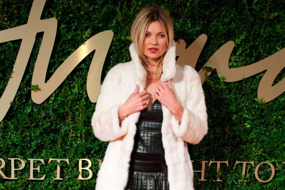 La moda británica concedió un reconocimiento especial a la icónica modelo Kate Moss por su contribución a esta industria durante sus 25 años de carrera. / EFE