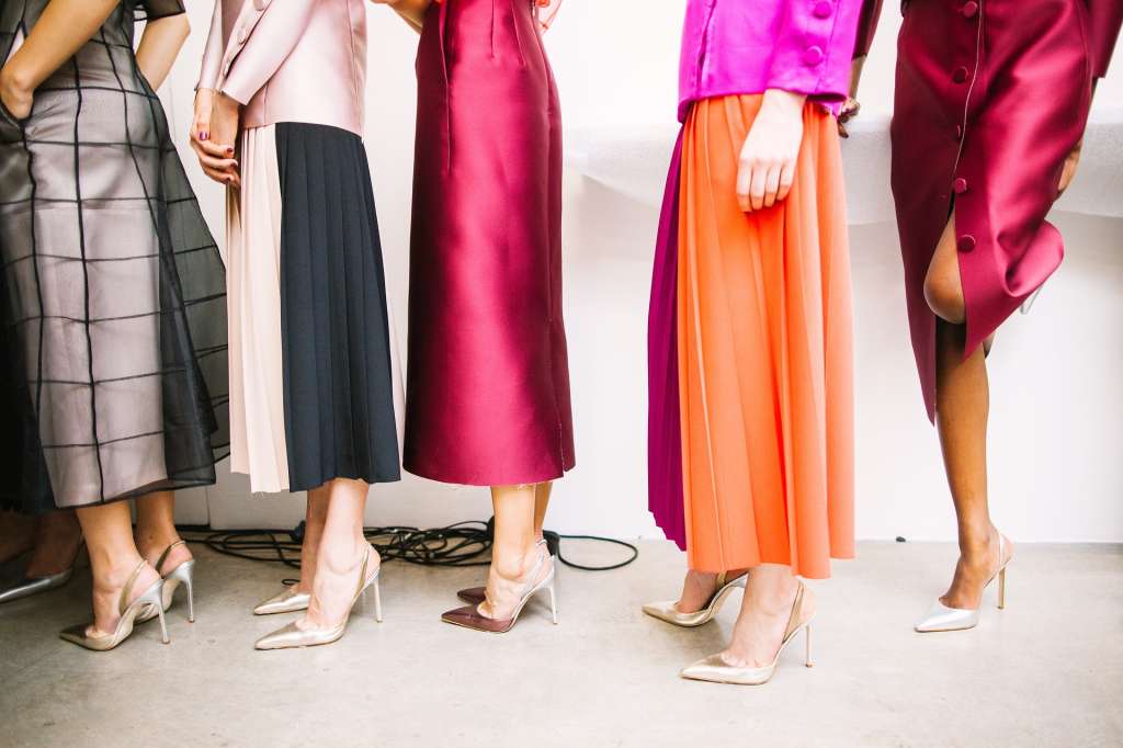 Mujeres en falda. vestidor, ropa, moda
