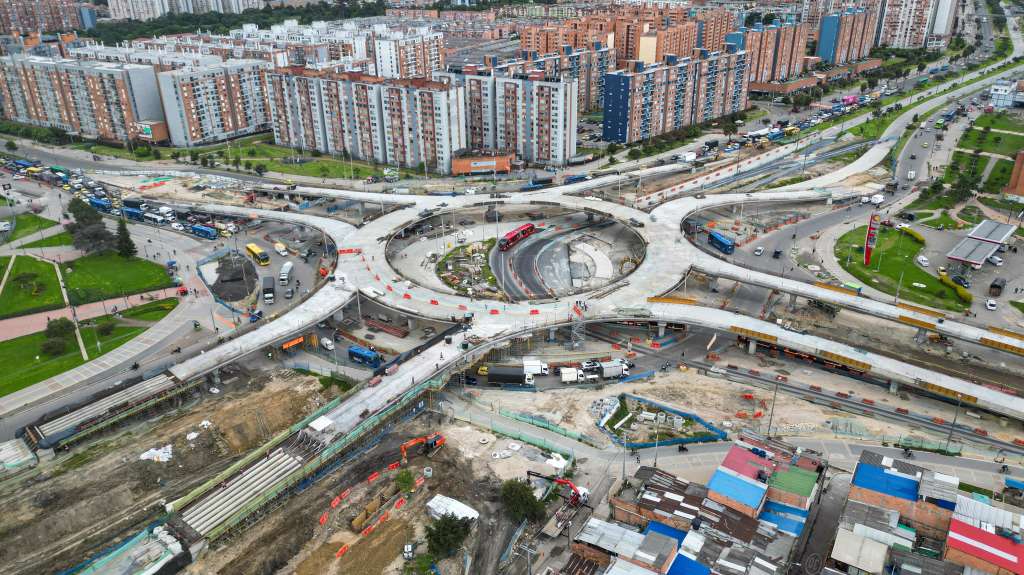 La glorieta elevada contará en su nivel superior con ocho ramales de doble calzada para tráfico mixto.