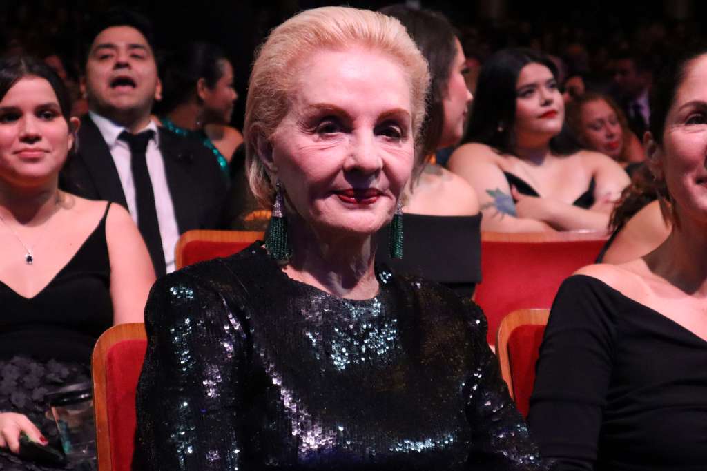 AME6345. WASHINGTON (ESTADOS UNIDOS), 05/09/2024.- La diseñadora colombiana Carolina Herrara posa en los XXXVII edición de los premios de la Fundación Herencia Hispana este jueves, en el Kennedy Center en Washington (EE. UU). Carolina Herrera, Julio Torres y Los Ángeles Azules reciben este año los prestigiosos premios de la Fundación Herencia Hispana. EFE/ Octavio Guzmán